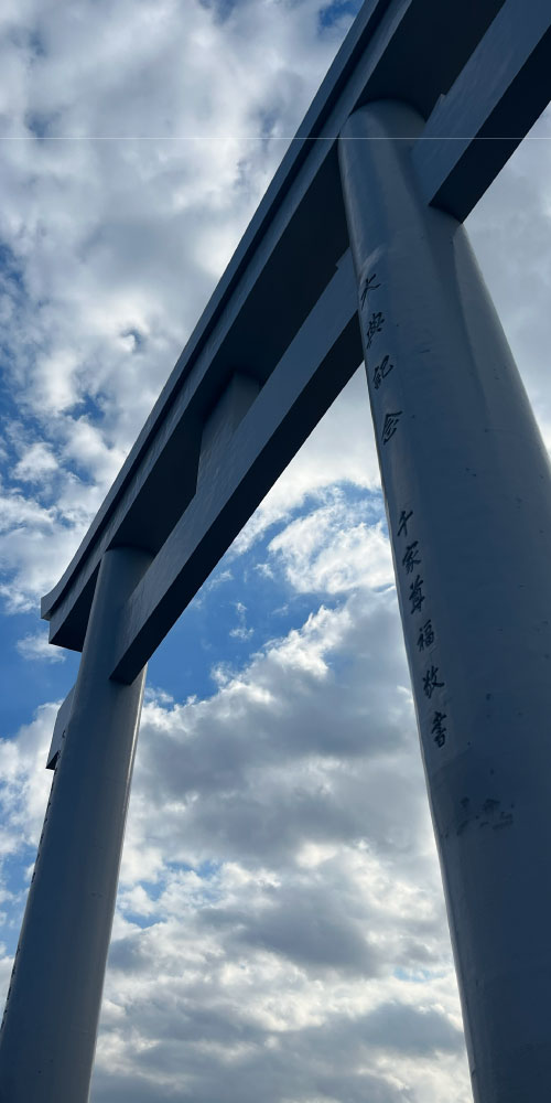 観光バスも余裕でくぐれる一の鳥居