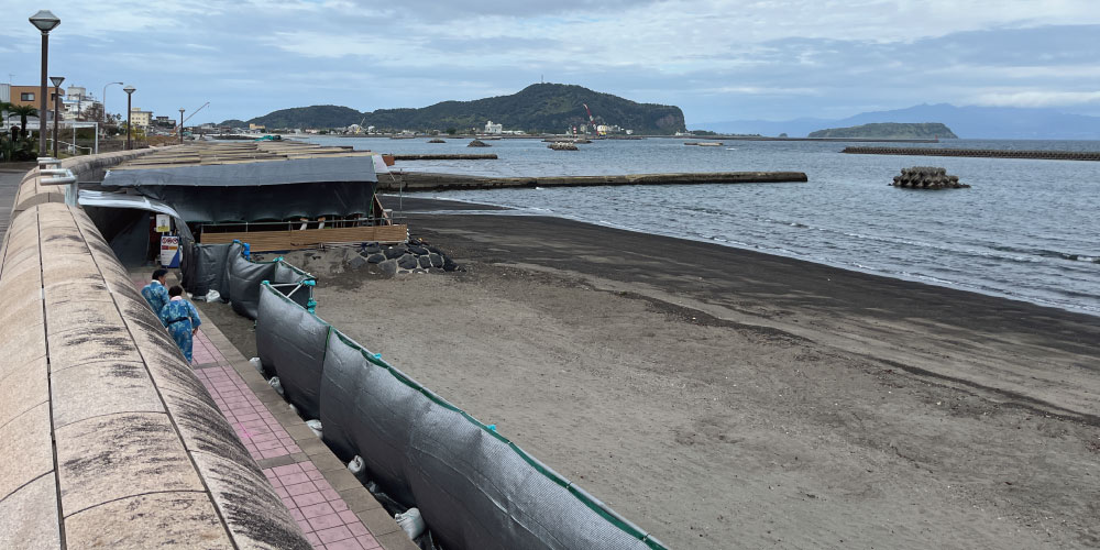 指宿の黒い砂浜